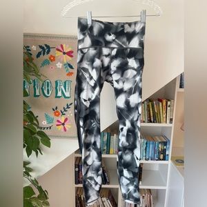Lululemon cropped leggings black and white